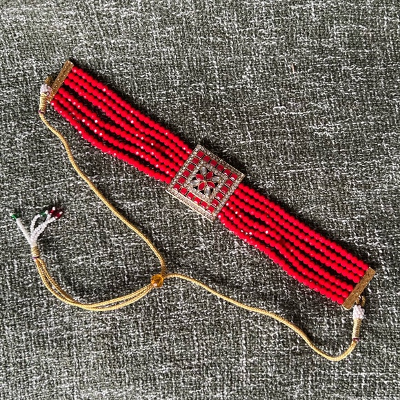 Red and white choker set with studs - Picture 5 of 6